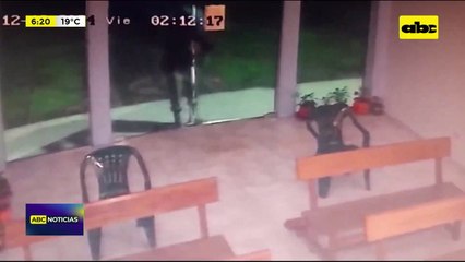 Video: Circuito cerrado captó el robo de la alcancía de una iglesia en San Antonio