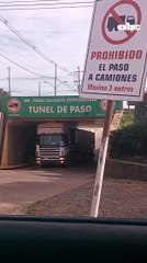 Conductor “ignora” señalizaciones de prohibición y se “tranca” con su camión en túnel