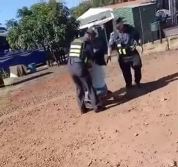 Conductora forcejea con inspector de la Patrulla Caminera