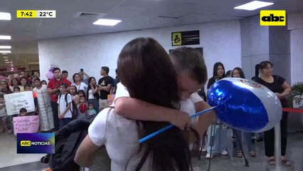 Entre lágrimas y sonrisas: familias se reencuentran en el Silvio Pettirossi