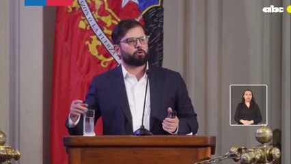 Gabriel Boric, sin WhatsApp: el presidente chileno criticó a sus funcionarios y mostró su celular viejo