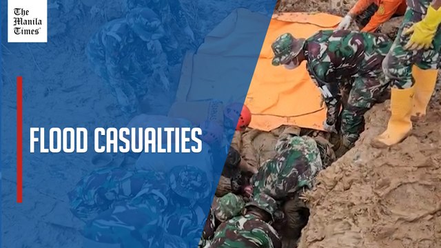 Indonesian rescue workers recover bodies of flood victims