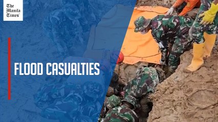 Indonesian rescue workers recover bodies of flood victims