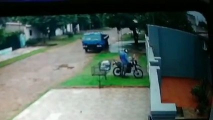Ladrón enmascarado intenta robar moto y es capturado por el dueño en Ñemby