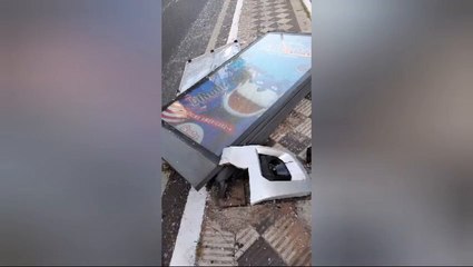 Vehículo Con Chapa Argentina Casa Destrozos En La Vía Pública