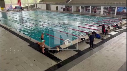 Una vela en el borde de la Piscina Olímpica marca el lugar donde murió el joven