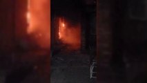 Bomberos controlan incendio en complejo de departamentos