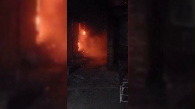 Bomberos controlan incendio en complejo de departamentos