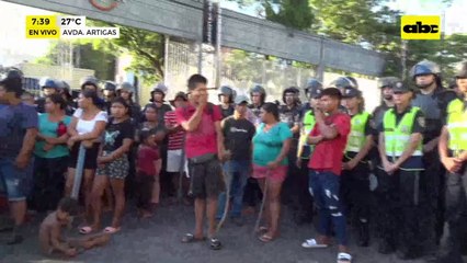 Video: Indígenas buscan cerrar nuevamente la avenida Artigas y reclaman asistencia