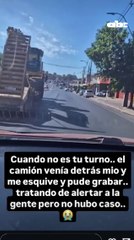 Camión de gran porte causó múltiple choque en Acceso Sur