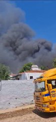 Columna de humo se genera en torno al incendio de un depósito de prendas deportivas
