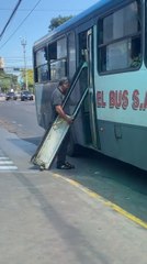 Un colectivo se queda sin puerta en plena avenida