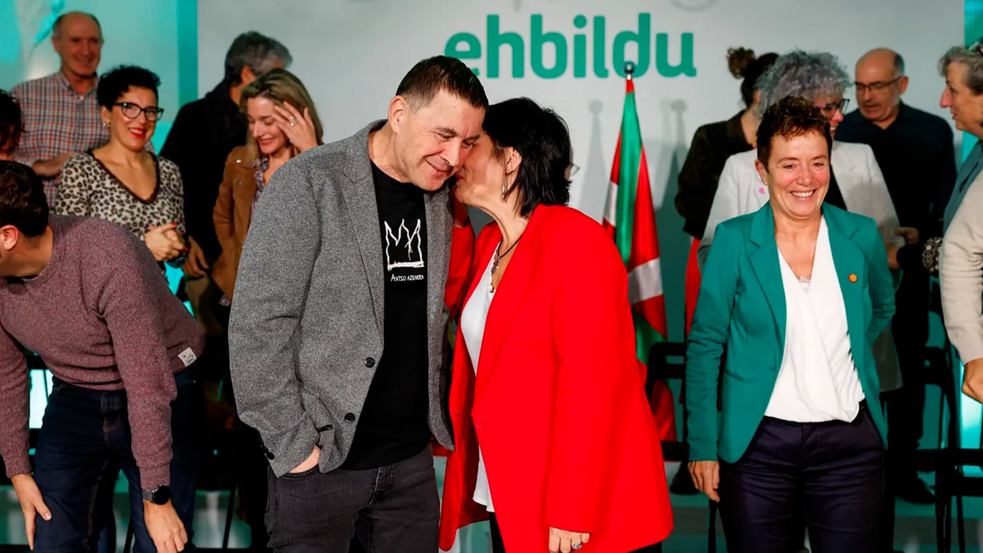 EH Bildu celebr� un acto pol�tico en Pamplona con motivo del D�a de Navarra y del D�a del Euskera, donde su secretario general, Arnaldo Otegi, y la portavoz en el Parlamento Foral, Laura Aznal, perfilaron su estrategia pol�tica y se posicionaron como la "alternativa" al Gobierno de Mar�a Chivite (PSN). Otegi envolvi� la propuesta de la izquierda abertzale en t�rminos de "garant�a" y "confianza", destacando que los pa�ses necesitan gobiernos "con prop�sito".