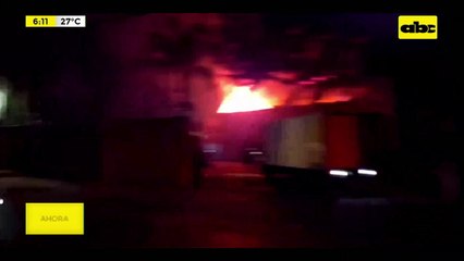Video: Gran incendio en depósito de transportadora en Fernando de la Mora