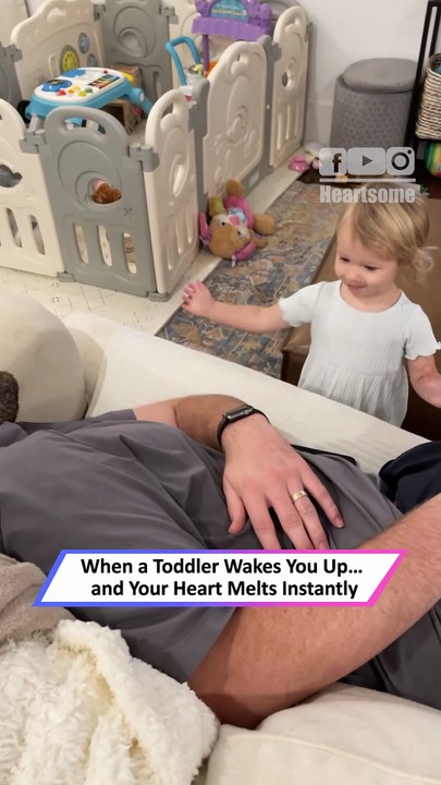 Toddler’s Sweet Wake-Up Moment Melts Hearts in...