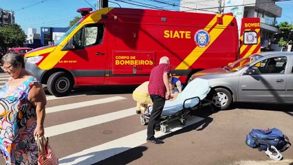 Idosa tem fratura na perna após ser atropelada por carro no Centro de Cascavel