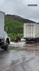 “Lagoa” se forma na BR-381 e vídeo mostra alagamento nesta manhã