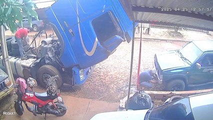 Un hombre se salvó de milagro de ser aplastado por la cabina de un camión