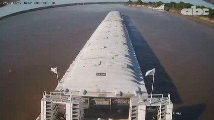 Descongestionan paso de barcazas varadas