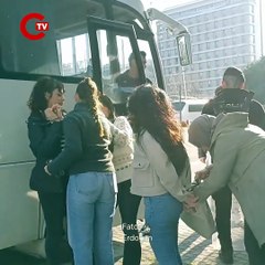 Özel Sektör Öğretmenleri Sendikası Başkanı Eren Edabali ve üç öğretmen ters kelepçeyle gözaltına alındı.