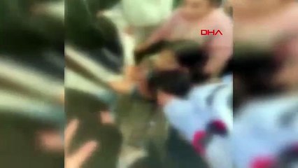 Akranları, kız öğrenciyi tekme- yumruk dövüp saçından sürükledi