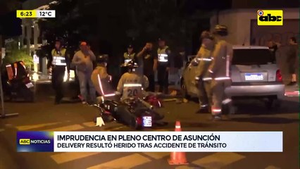 Accidente en el centro: choque entre repartidor y un automóvil