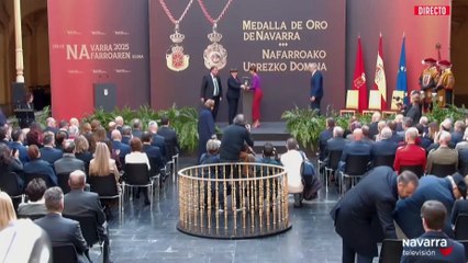 Amparo Lusarreta, viuda de Manuel Torres, recibe la Medalla de Oro