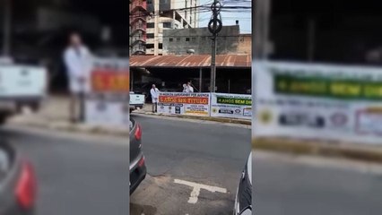 Egresados de medicina de la Universidad María Serrana de Ciudad del Este se manifiestan para recibir sus títulos tras 5 años de terminar su carrera