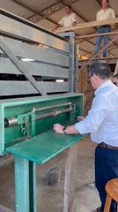 Horacio Cartes, controlando el destete en una estancia ganadera