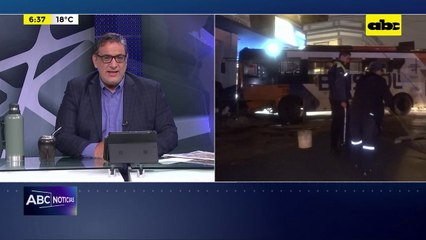 Caos en el microcentro: bus choca contra una camioneta y termina incrustado en un local