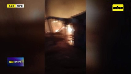 Incendio destruye dos viviendas precarias: sospechan cortocircuito