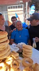 Tras crisis en venta de chipa, jóvenes sorprendieron a chipera de Caacupé y compraron todos sus productos
