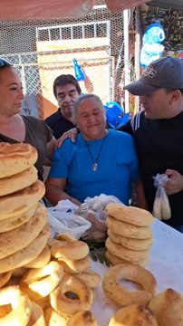 Tras crisis en venta de chipa, jóvenes sorprendieron a chipera de Caacupé y compraron todos sus productos