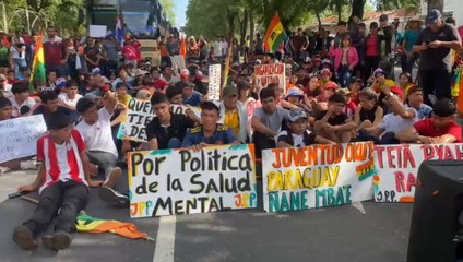 Juventud paraguaya hace sentanta contra la corrupción y exige políticas públicas