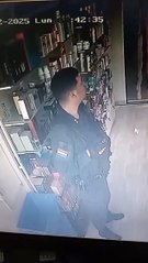 Policía fue captado robando un perfume en una farmacia
