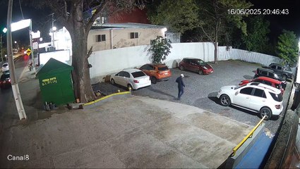 Video: Tortolero ataca autos en estacionamiento privado