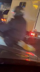 Camión quedó atrapado en un bache de la avenida Leopardi