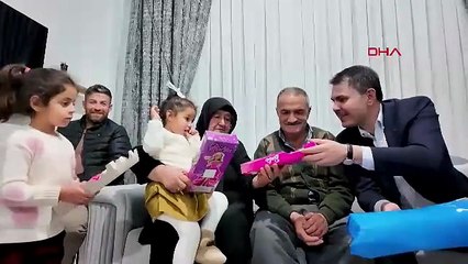 Bakan Kurum'dan depremzede ziyareti: 'Annenin ellerinden öperim, senin gibi evlat yetiştirmiş'
