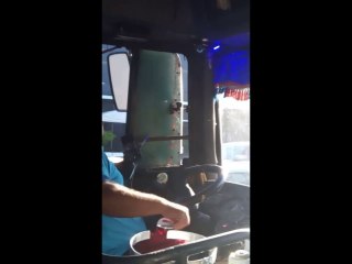 choferes ponen en riesgo a pasajeros al usar el celular al volante, denuncia usuario