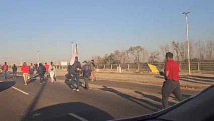 Funcionarios municipales marchan sobre la Costanera