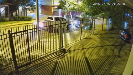 Buscan al conductor que chocó una camioneta y escapó