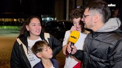Los hinchas albirrojos en el hotel de la selección en Brasil