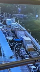 Enorme piscina generó caos en el Puente de la Amistad