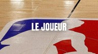 Le joueur cache derrière le logo de la NBA.