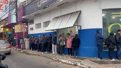 Hasta en feriado la ciudadanía forma filas para comprar carne