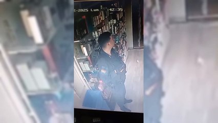 Policía fue captado robando un perfume en una farmacia