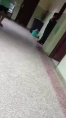 Mujer se defiende de su expareja que lo agredió en su trabajo