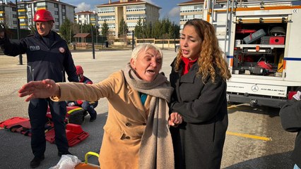 Trafik kazası tatbikatında ‘hasta yakını’ rolüne kendini kaptırdı, güçlükle sakinleştirildi