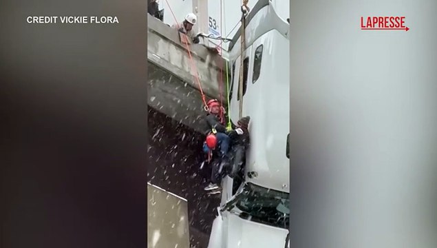 West Virginia, cabina di un camion sospesa su un ponte: l'incredibile salvataggio dell'autista