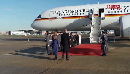 Regno Unito, William e Kate accolgono Steinmeier all'aeroporto di Heathrow